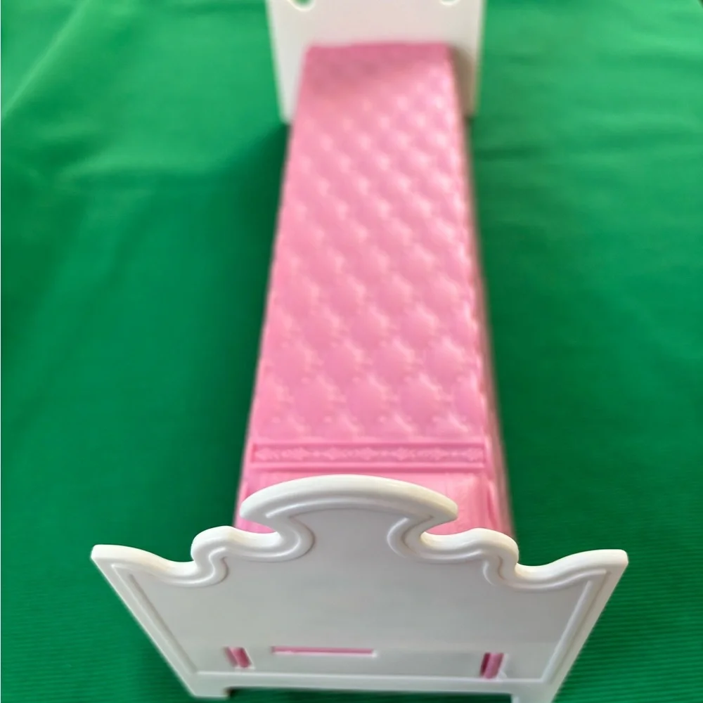 Disney Frozen 2 Ultimate Arendelle Castle Anna's Bed Pink White Headboard HTF - Picture 5 of 6